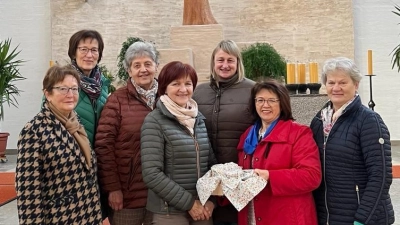 Das Vorstandsteam des Frauenbundes Oberköblitz mit Christa Mages, Christa Appl, Maria Schlögl und Maria Krös (vorne, von links) sowie Anita Wiesent und die beiden Veeh-Harfen-Spielerinnen (hintere Reihe, von links).<br><br> (Bild: Maria Schlögl)
