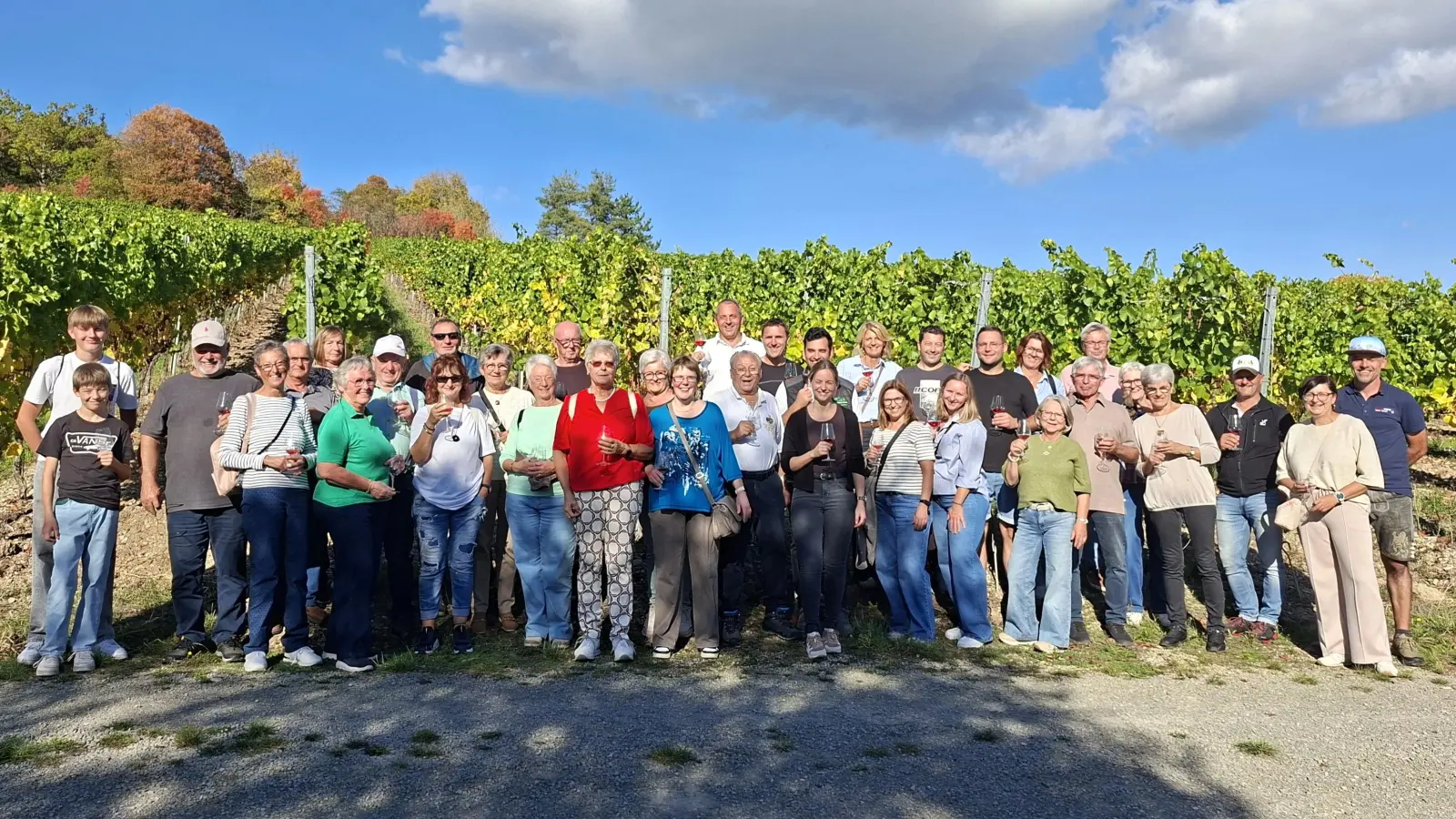 Beim Feuerwehrausflug nach Gössenheim genossen die Teilnehmer Sonne und Wein.  (Bild: Rosi Hasenstab)