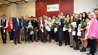 21 Frauen und Männer aus sechs Nationen meisterten die Abschlussprüfung der Berufsfachschule für Krankenpflegehilfe. Dazu gratulierten unter anderem KNO-Vorstand Michael Hoffmann (Dritter von links) und Oberbürgermeister Jens Meyer (Fünfter von links).  (Bild: Friedrich Peterhans, KNO)