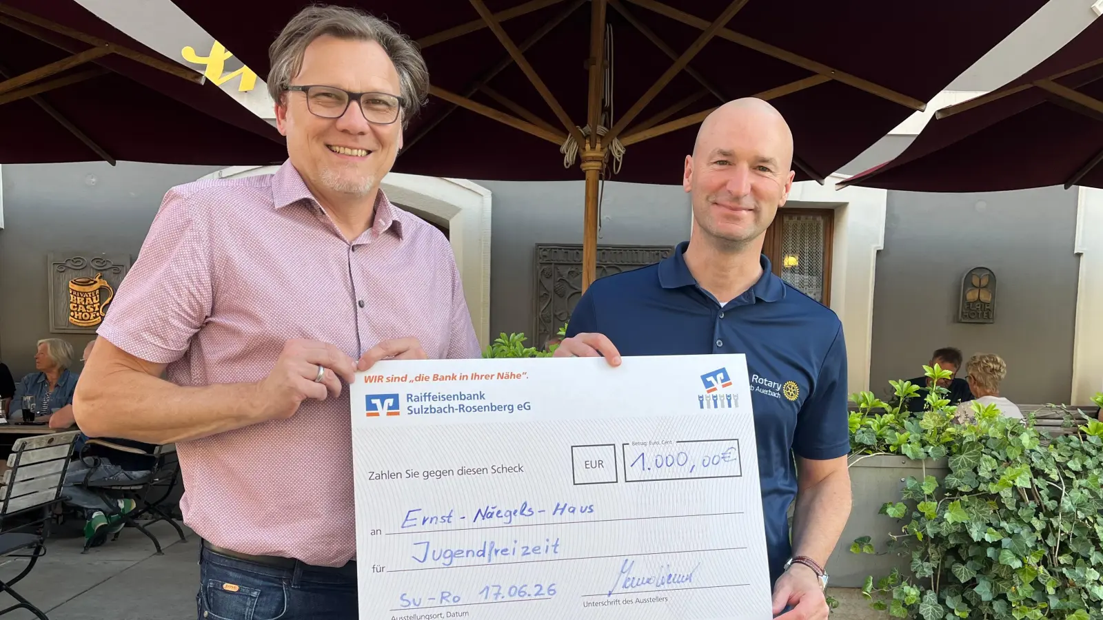 von links: Dankend nahm Stefan Reither die Spende von 1000 Euro für das Ernst-Nägelsbach-Haus von Rotary-Präsident Marco Werner entgegen. (Bild: Heidi Kurz)