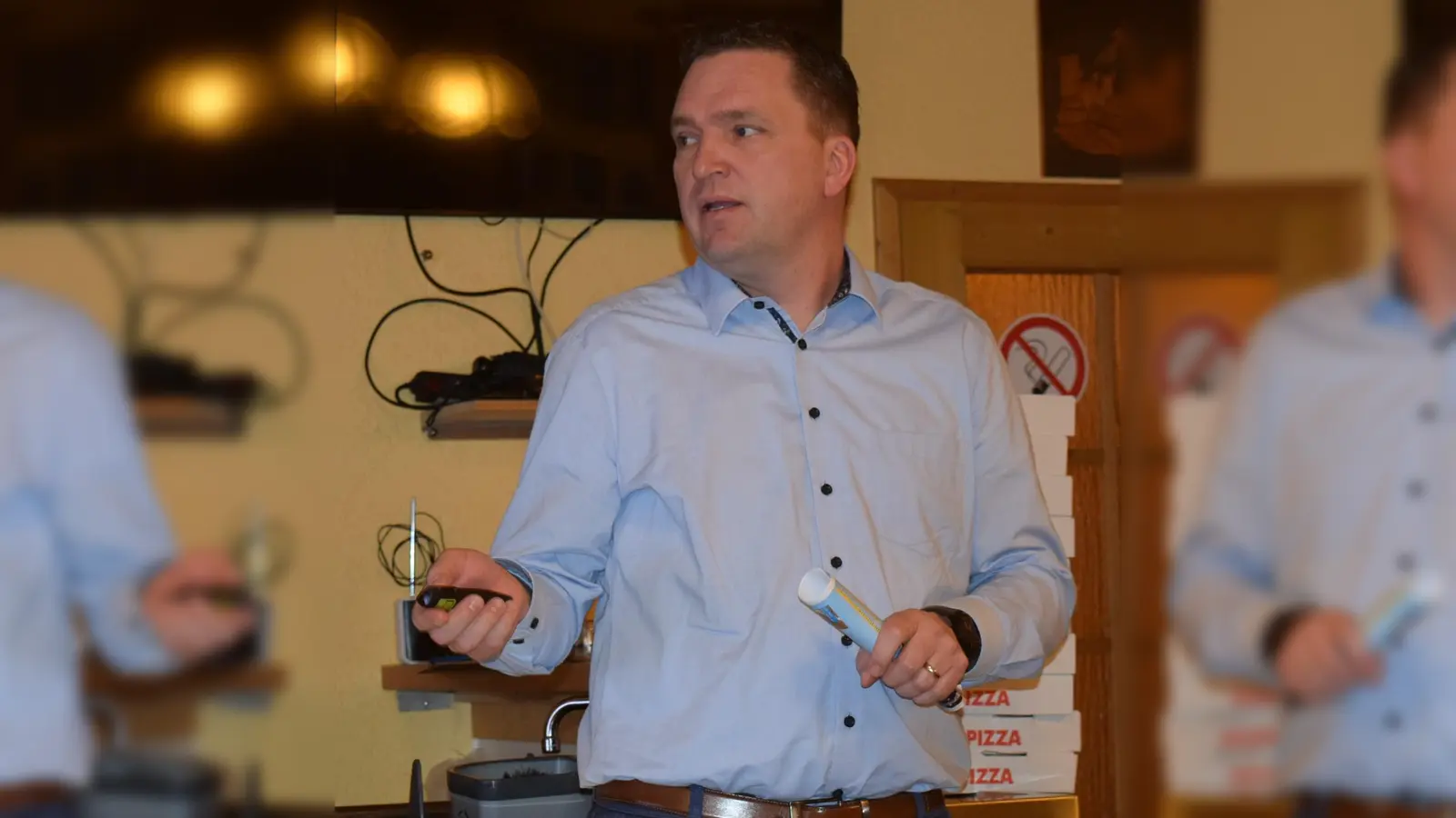 Bürgermeisterkandidat der FWG Roland Lutz stellte sich und die Wahlziele der FWG kurz vor.<br> (Bild: Elfriede Winter )