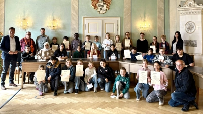 Erster Bürgermeister Nicolas Lahovnik, links im Bild, bedankt sich bei einem Empfang im Rathaus bei allen Schülern, die sich bei der „Rama dama“-Aktion engagiert haben. (Bild: Kristina Wiedel)