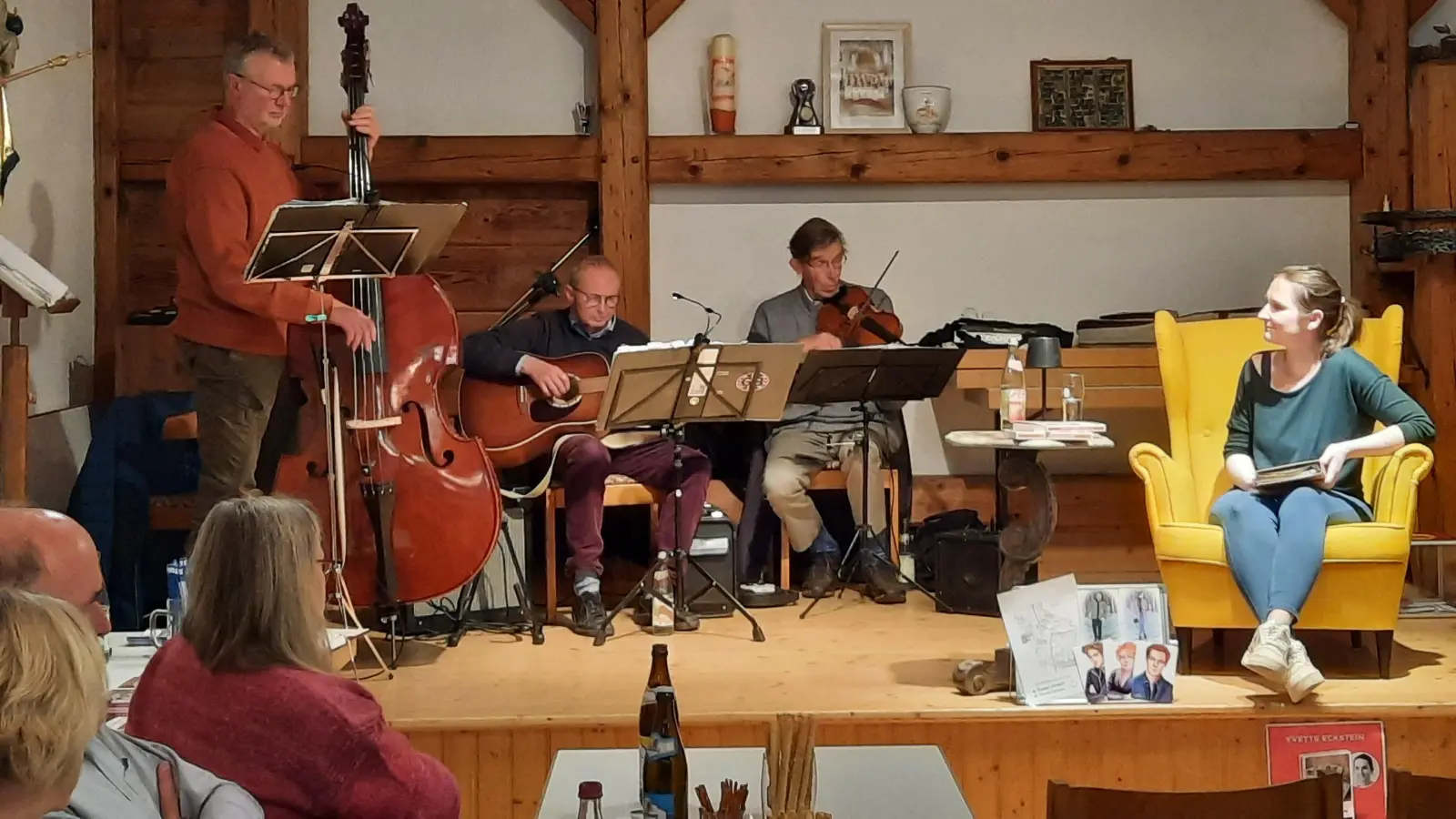 Yvette Eckstein mit dem Instrumentalensemble „Kem's” im Pfarrheim Kastl (Bild: Margit Dobmeier)