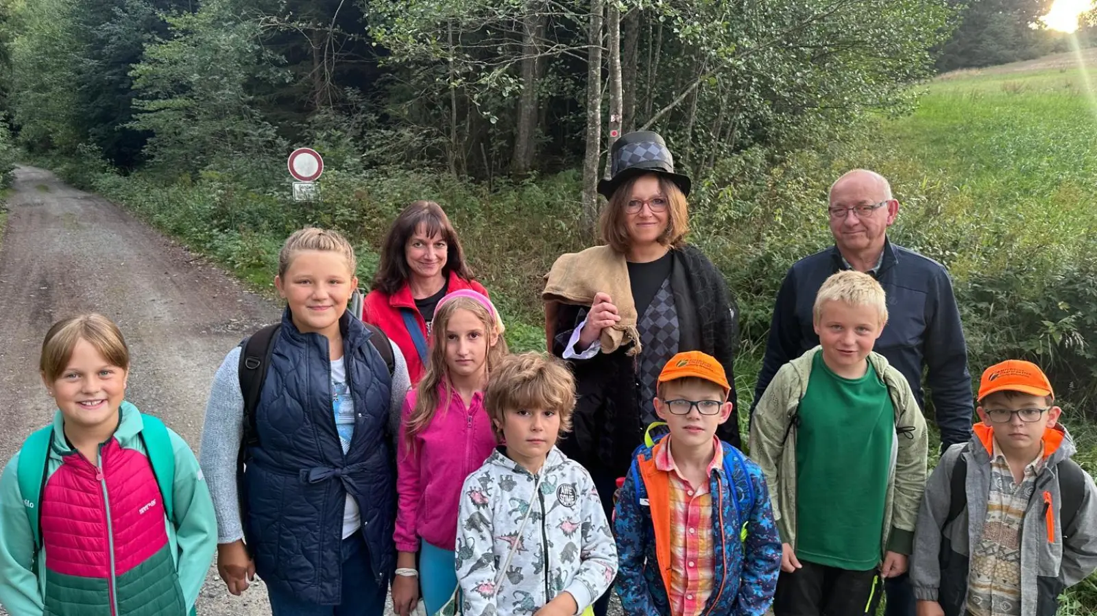 Das Bücherei-Team mit den Kindern vom Ferienprogramm bei der Gruselgeschichtenschnitzeljagd. (Bild: Eva Gruber)