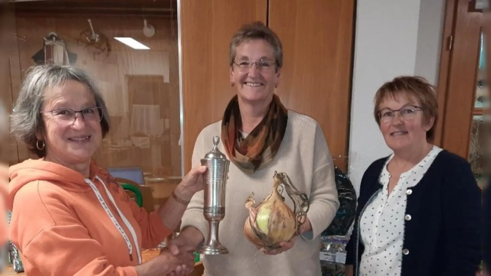 Siegerin Irmgard Frint (mitte) mit 1. Vorsitzenden Gerlinde Ott (links) und 2. Vorsitzenden Christa Schlosser (rechts). (Bild: Annette Heldmann)