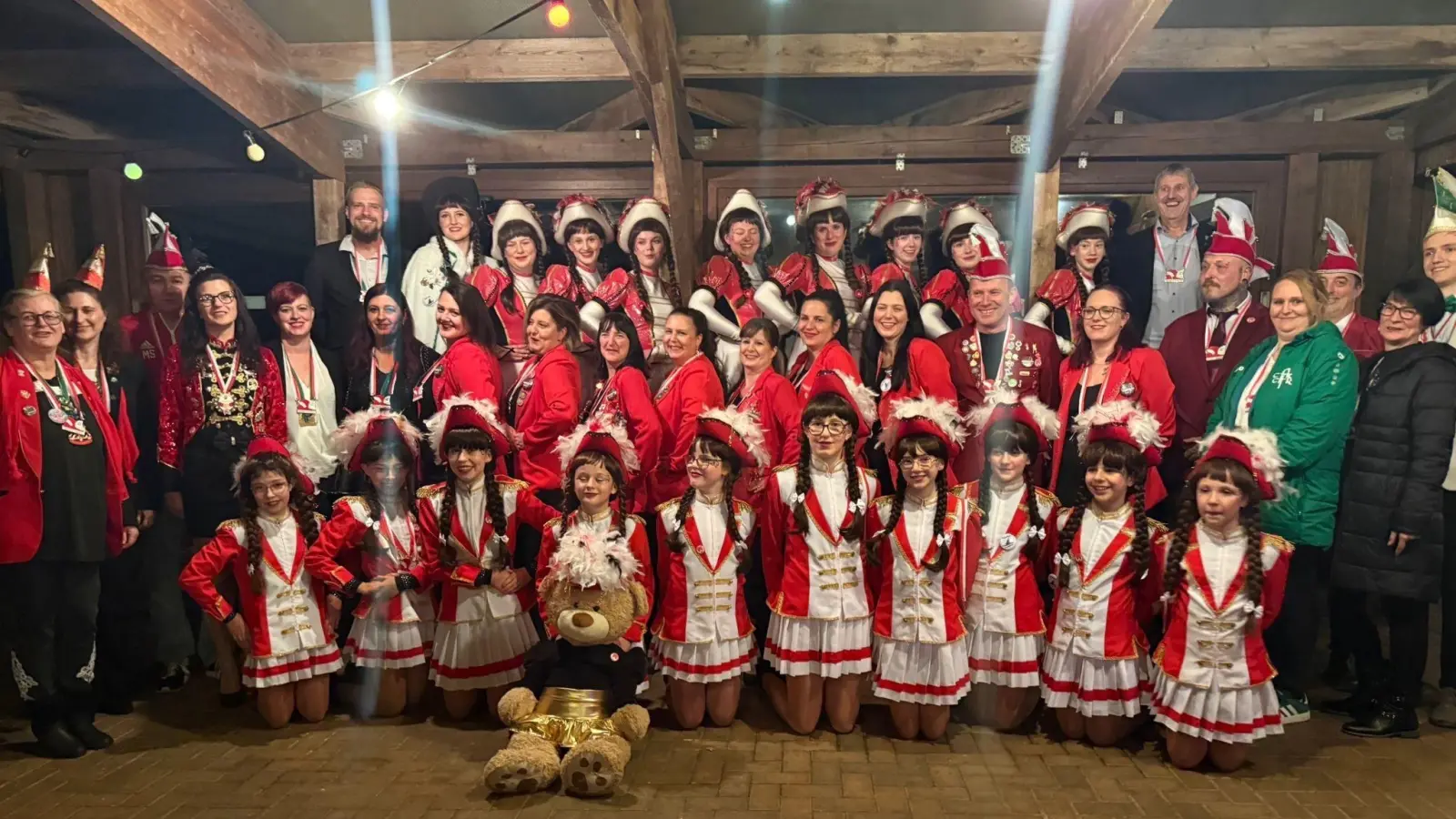 Faschingsauftakt Gruppenbild mit den Tanzgruppen, Ehrengästen sowie Bürgermeister Reiner Pickel (Bild: Janina König)