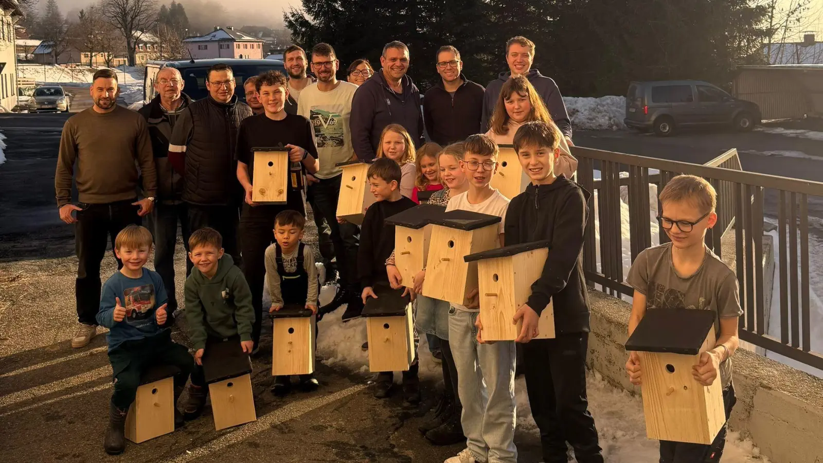 Stolz zeigten die fleissigen Kinder ihre Nistkästen, diejsie bei sich aufhängen können, bevor der Frühling beginnt. Dahinter die Iniatoren und Helfer, v.l.n.r. Josef Holler, Max Lang, Michael Ulschmid, Tobias Eckl, Andreas Prüll, Christian Wild, Sigrid Wendel, Christian Killermann, Jürgen Fleisser und Florian Pfaffl.  (Bild: Josef Markgraf OWV Stadlern)