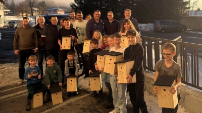 Stolz zeigten die fleissigen Kinder ihre Nistkästen, diejsie bei sich aufhängen können, bevor der Frühling beginnt. Dahinter die Iniatoren und Helfer, v.l.n.r. Josef Holler, Max Lang, Michael Ulschmid, Tobias Eckl, Andreas Prüll, Christian Wild, Sigrid Wendel, Christian Killermann, Jürgen Fleisser und Florian Pfaffl.  (Bild: Josef Markgraf OWV Stadlern)