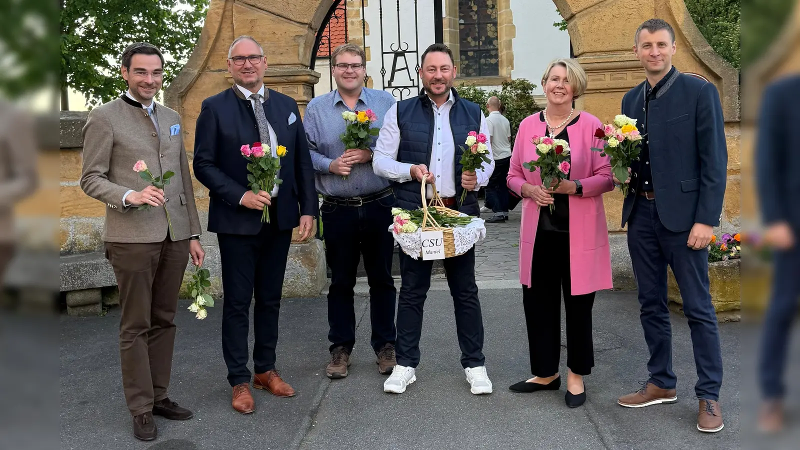 Vor der evangelischen Kirche überreichen Dr. Stephan Oetzinger, Bürgermeister Richard Kammerer, Ortsvorsitzender Christoph Müller und Vertreter des CSU-Ortsverbandes (von links) Rosen an Mütter, Großmütter und Frauen der Marktgemeinde zum Muttertag. (Bild: Johann Kneißl)