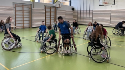 Die Viertklässler waren vom Rollstuhlbasketballtraining mit Nationalspielerin Dagmar van Hinte begeistert. (Bild: Elke Troppmann)