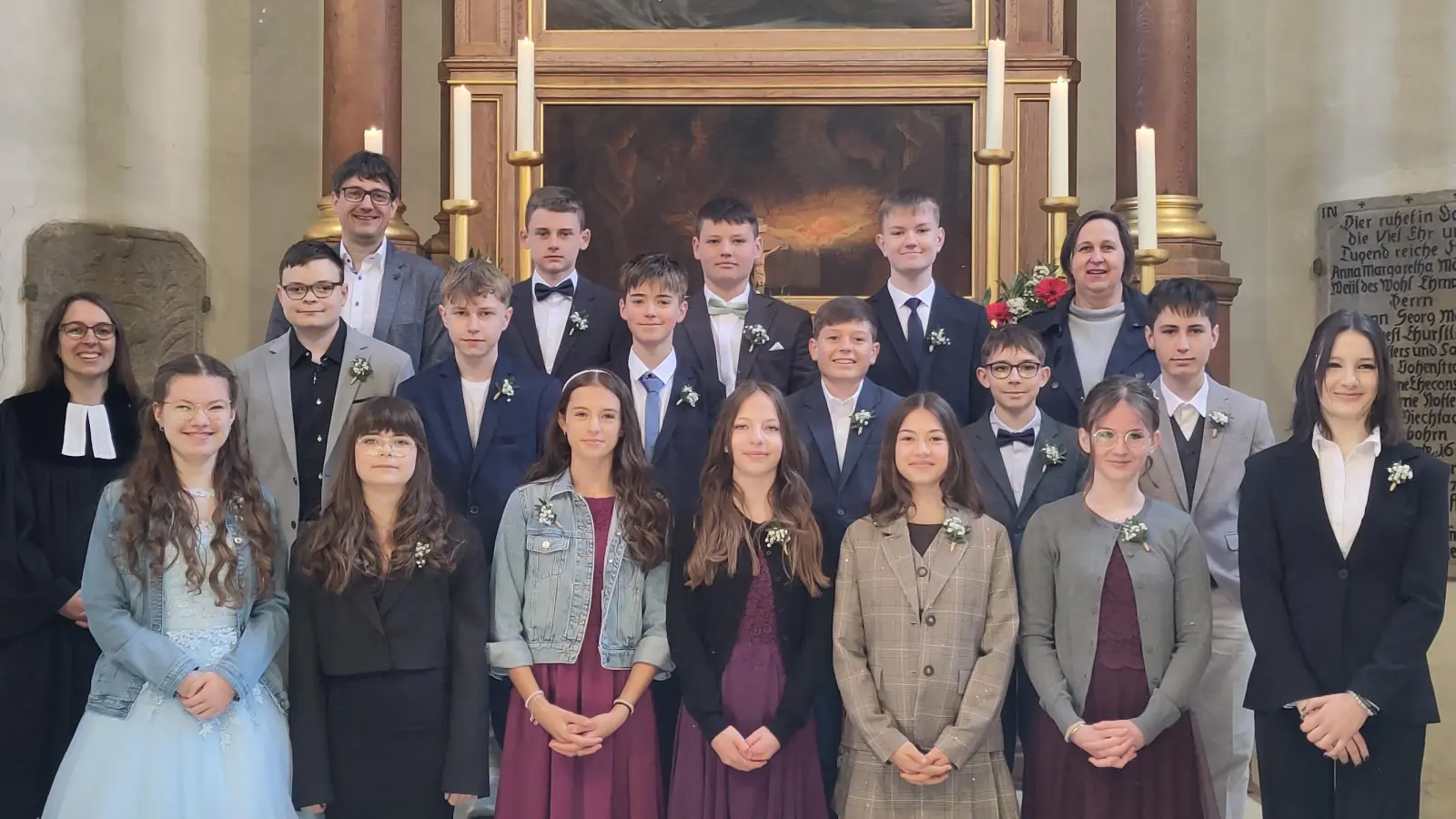 Die Konfirmand:innen mit Pfrin Riebl und den Vertrauensleuten des Kirchenvorstands Claudia Reinl und Uli Münchmeier (Bild: Christina Ponader)