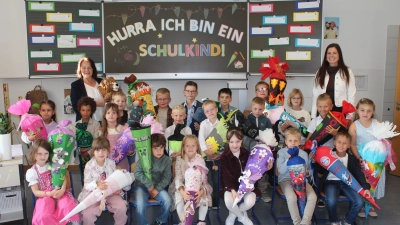 Schulleiterin Waltraud Eichstetter (links) und Klassenlehrerin Tanja Daschner begrüßten die neuen 21 Schüler in der ersten Klasse in Tiefenbach. (Bild: Nikolaus Scherr)