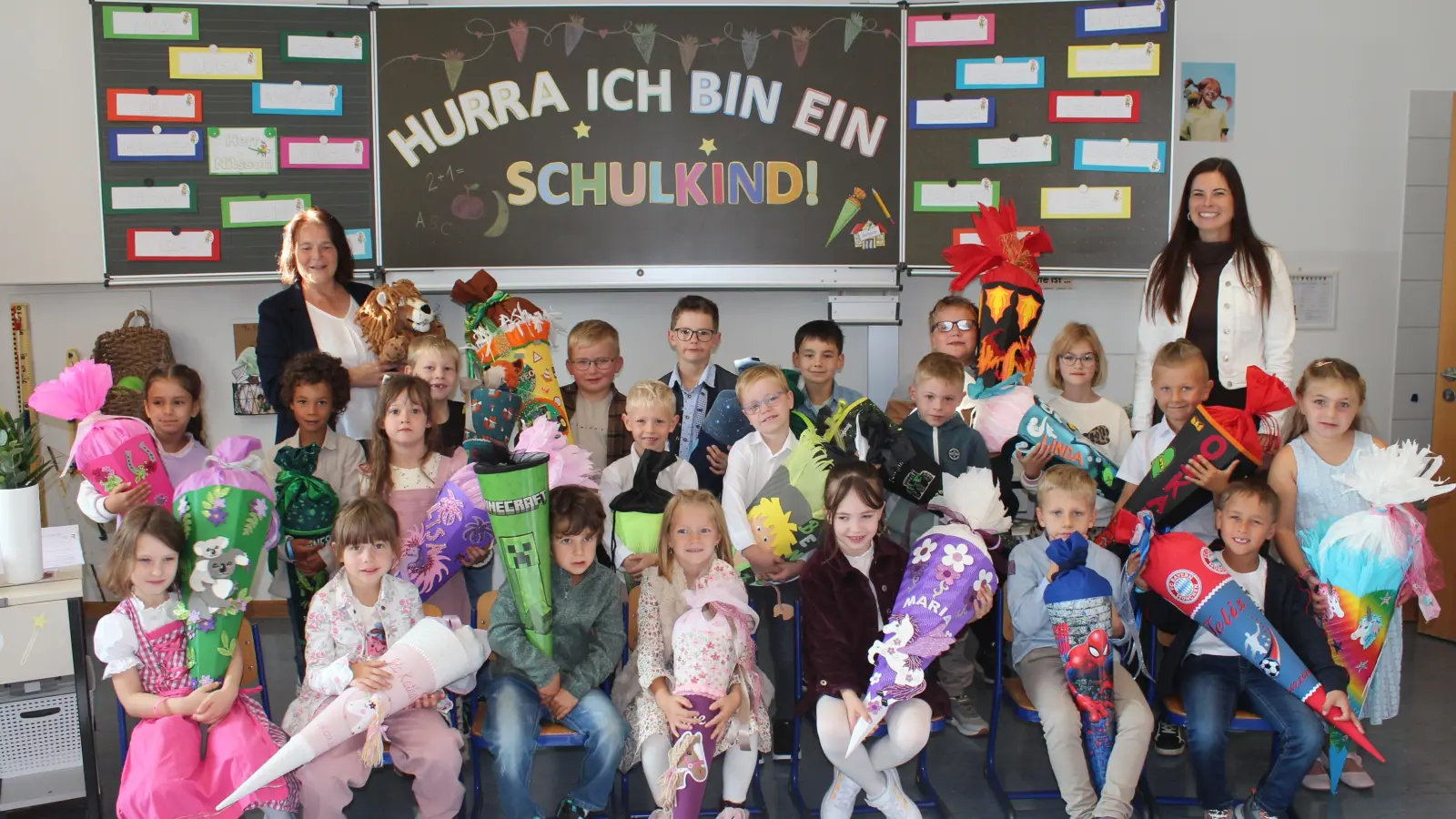 Schulleiterin Waltraud Eichstetter (links) und Klassenlehrerin Tanja Daschner begrüßten die neuen 21 Schüler in der ersten Klasse in Tiefenbach. (Bild: Nikolaus Scherr)