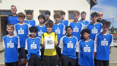 Auf dem Bild die Mannschaft der Mittelschule Vilseck nach dem Bezirksfinale auf dem Sportgelände des FV Vilseck: (hinten, von links) Fußball-Obmann Alexander Merkl sowie Karl-Heinz Grollmisch (Organisator vor Ort). (Bild: Christine Grollmisch)