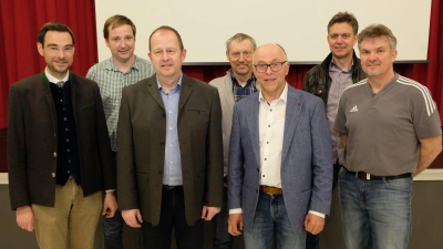 Gut aufgestellt sieht sich die CSU Speinshart für künftige Herausforderungen. In der Generalversammlung bestätigten die Mitglieder die Vorstandschaft um Bürgermeister Albert Nickl (3.v.re.). Es gratulierte CSU-Kreisvorsitzender MdL Stephan Oetzinger (li).  (Bild: Robert Dotzauer)