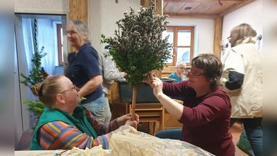 Die OWV-Frauen haben mit viel Liebe zum Detail Palmbüschel gestaltet. Mit Unterstützung von weiteren Helferinnen und Helfern wurde die Aktion auch in diesem Jahr wieder zum schönen Erfolg. (Bild: Ingrid Leser)