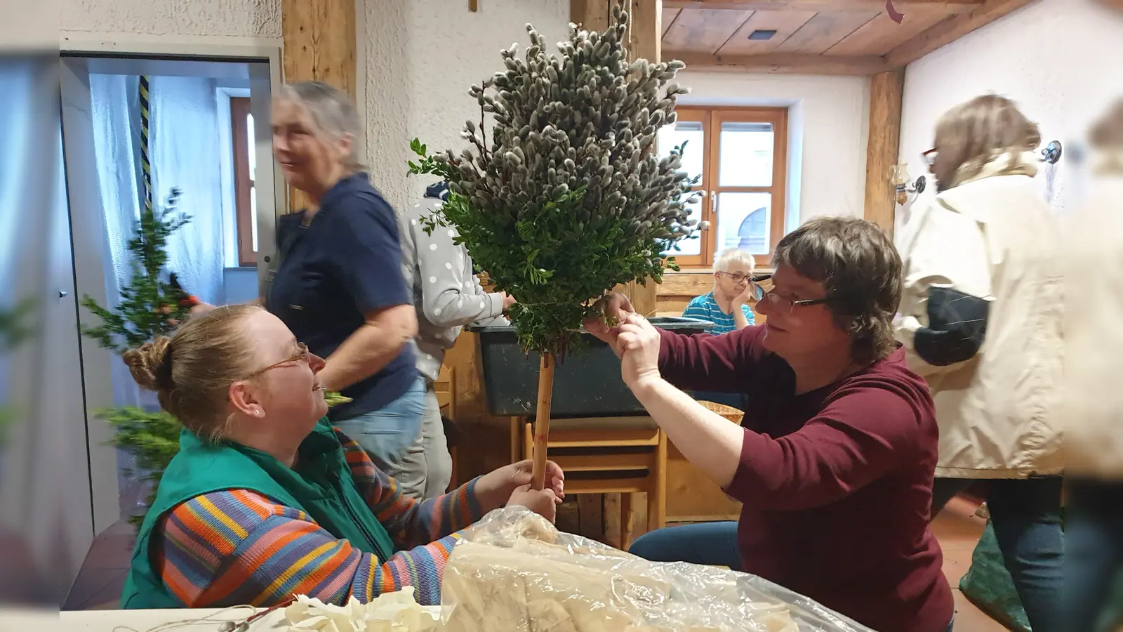 Die OWV-Frauen haben mit viel Liebe zum Detail Palmbüschel gestaltet. Mit Unterstützung von weiteren Helferinnen und Helfern wurde die Aktion auch in diesem Jahr wieder zum schönen Erfolg. (Bild: Ingrid Leser)