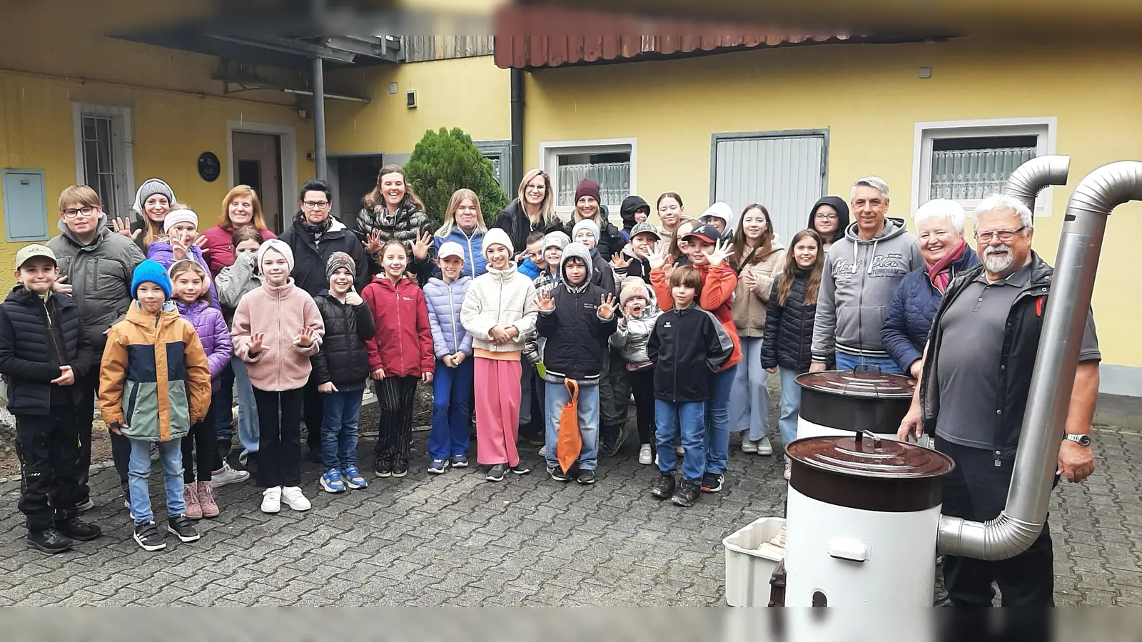 Die kleinen und großen Helfer beim Suppenkochen mit Pfarrer Arnold Pirner, Rita Gleißner und Georg Hirsch. (Bild: Rita Gleißner)