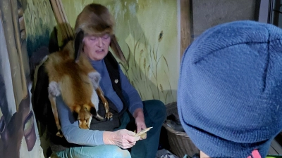 Als „Steinzeitfrau” erklärte Anna Müller-Rösch, wie die Menschen vor etlichen tausend Jahren mit einfachsten Mitteln höchst nützliche Werkzeuge fertigten. (Bild: Bernhard Piegsa)