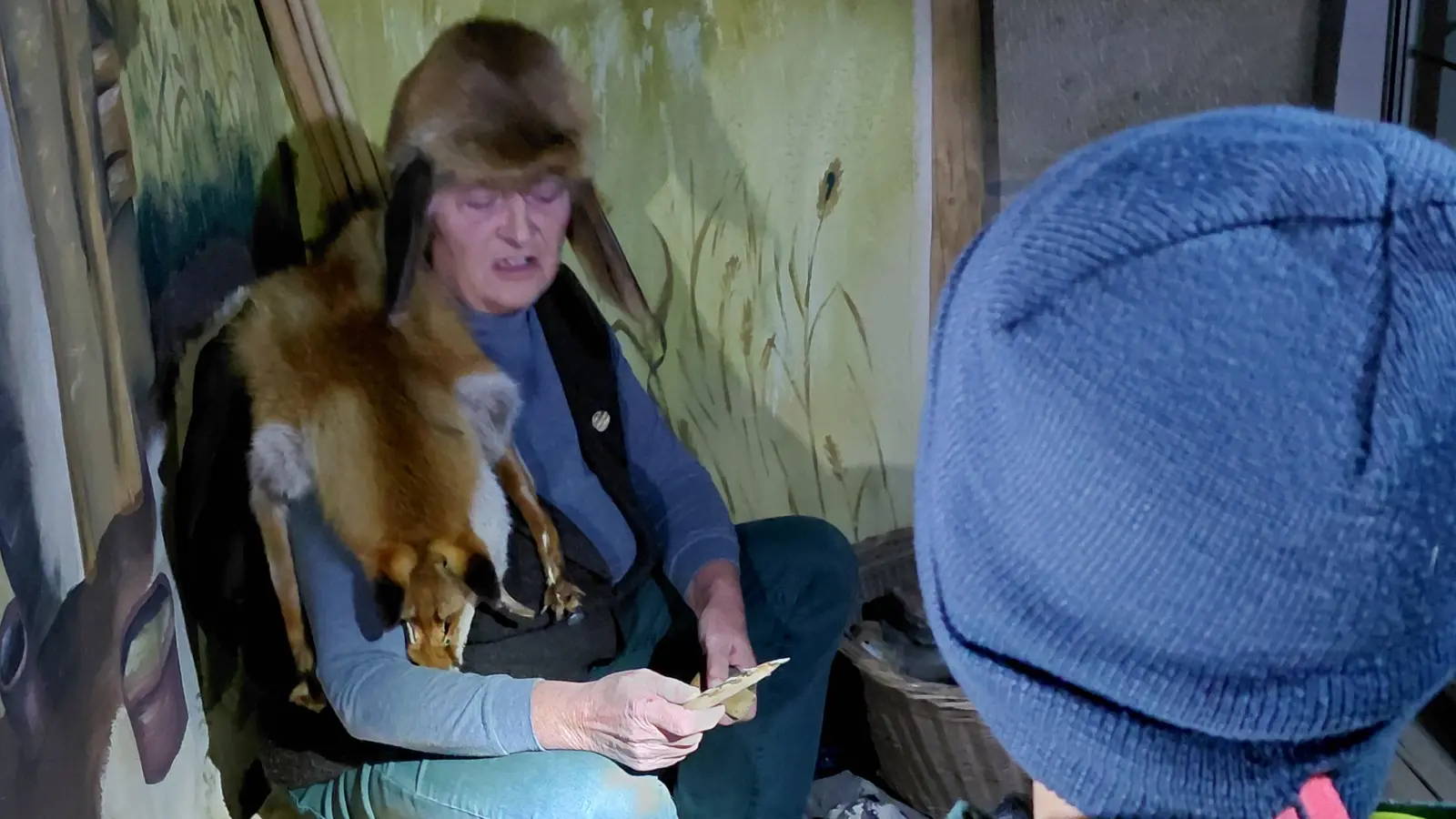 Als „Steinzeitfrau” erklärte Anna Müller-Rösch, wie die Menschen vor etlichen tausend Jahren mit einfachsten Mitteln höchst nützliche Werkzeuge fertigten. (Bild: Bernhard Piegsa)