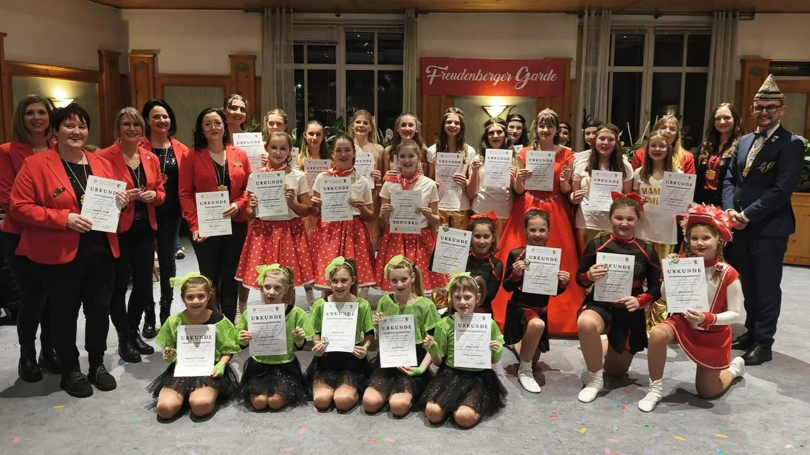 Die geehrten Tänzerinnen und Betreuerinnen der Freudenberger Garde mit den Vertretern des LVO, Ela Bierler und Fabian Bonczyk (rechts). (Bild: Ina Piehler)
