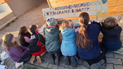 Kinder der Gruppenstunde am Montag bei der Beschriftung der Bank (Bild: Andrea Schwägerl)