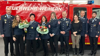 Emotional verabschiedet wurden die langjährigen Kinderfeuerwehr‑Betreuerinnen Andrea Meindl und Manuela Mayer, denen die Leitung der Kinderfeuerwehr sowie die Kommandanten einen Blumenstrauß überreichten. (Bild: Lukas Schönl)