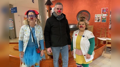 Spendenübergabe der TSG Mantel Weiherhammer an die KlinikClowns, Kinderklinik Weiden, abgebildet: Andreas Solter und die KlinikClowns „Dr. Trudi Eierfleck“ (li.) und „Dr. Rosalie Sprudl“ (re.) (Bild: Friedrich Peterhans)