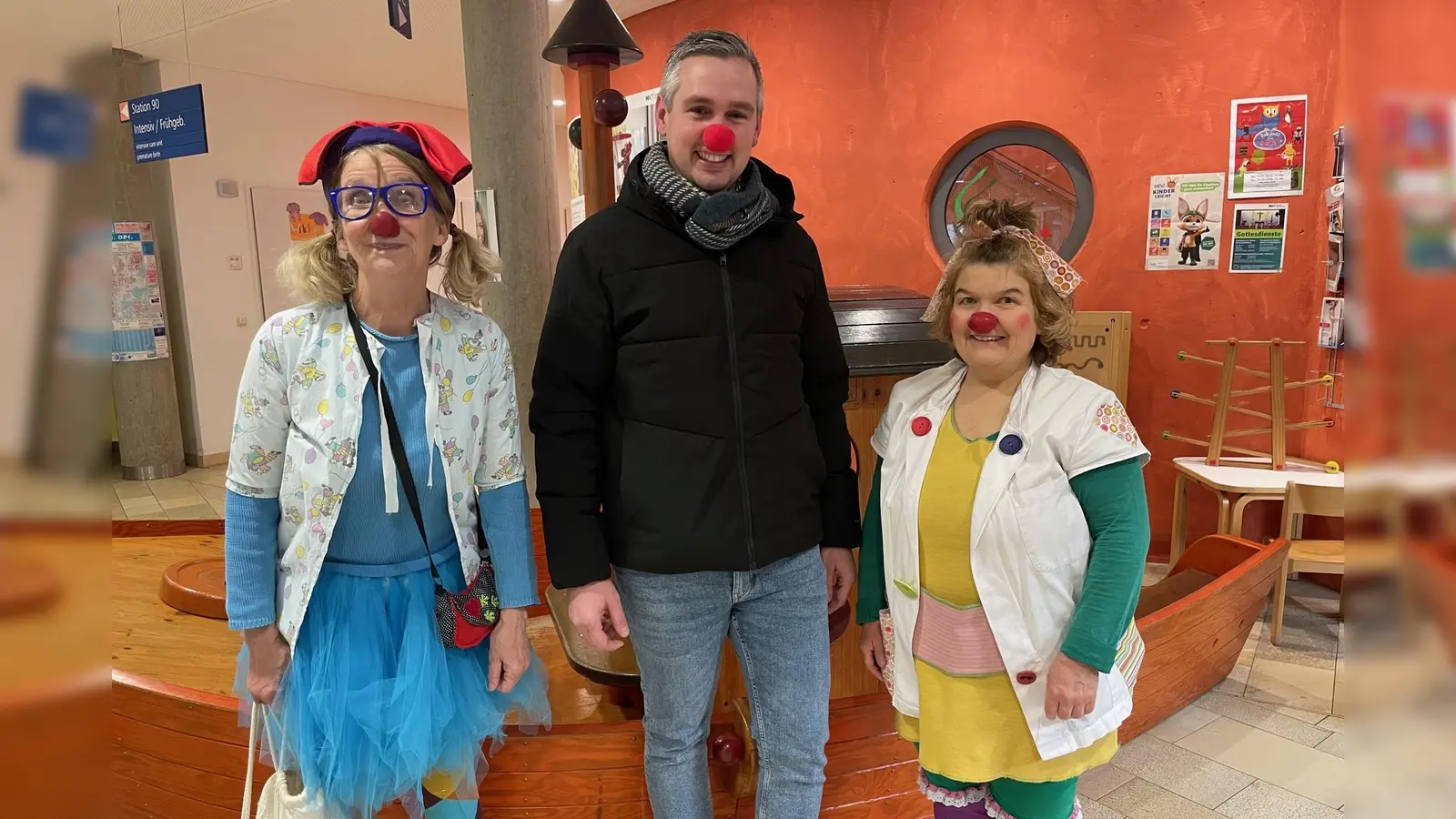 Spendenübergabe der TSG Mantel Weiherhammer an die KlinikClowns, Kinderklinik Weiden, abgebildet: Andreas Solter und die KlinikClowns „Dr. Trudi Eierfleck“ (li.) und „Dr. Rosalie Sprudl“ (re.) (Bild: Friedrich Peterhans)