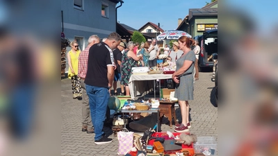 Reger Besucherandrang beim Schlacken-Flohmarkt in Siebeneichen (Bild: Peter Ostermann)