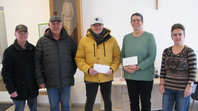 Über den Geldsegen der Kolpingsfamilie um Manfred Barth und Georg Seiser (von links) freuen sich Andreas Bertelshofer, Doris Weigl und Silke Sommer. (Bild: Johann Kneißl)