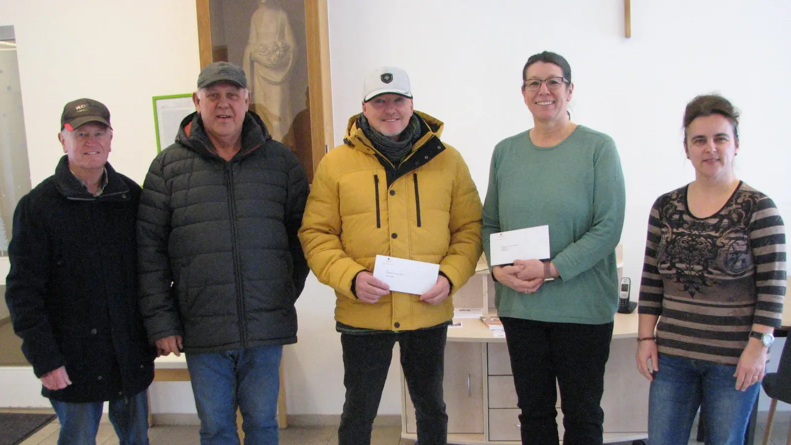 Über den Geldsegen der Kolpingsfamilie um Manfred Barth und Georg Seiser (von links) freuen sich Andreas Bertelshofer, Doris Weigl und Silke Sommer. (Bild: Johann Kneißl)