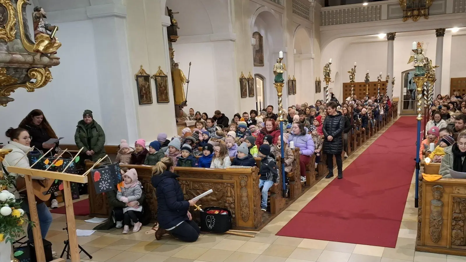 Die Lieder begleitete in der voll besetzten Pfarrkirche Marie Hummer (li) und die Erzieherinnen übernahmen die Organisation. (Bild: Karl Ziegler)