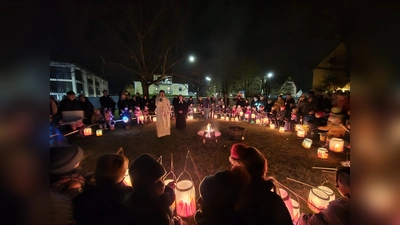 Die Geistlichen Heller und Landgraf segneten das Feuer und stimmten die Gemeinde mit einigen Worten auf das Teilen der Martinshörnchen ein.  (Bild: Christina Market)