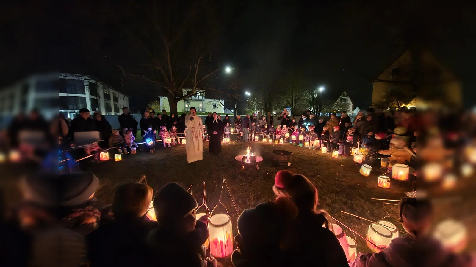 Die Geistlichen Heller und Landgraf segneten das Feuer und stimmten die Gemeinde mit einigen Worten auf das Teilen der Martinshörnchen ein.  (Bild: Christina Market)