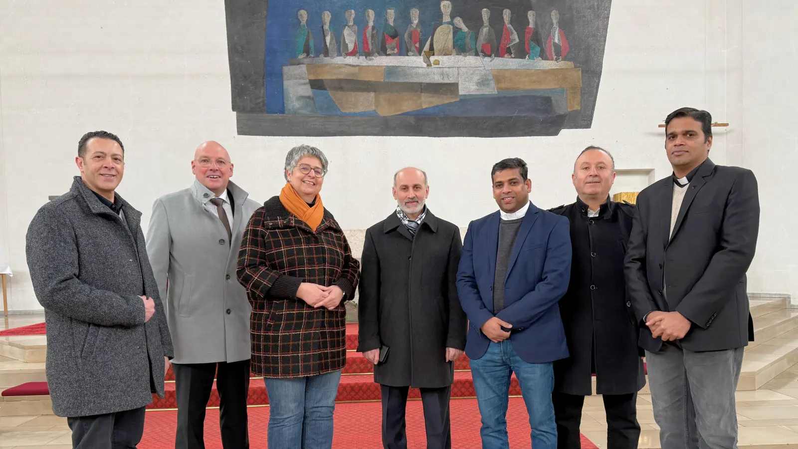 Auf dem Bild (von links): Walied Youssef (Integrationsbeauftragter der Stadt Marktredwitz), Oberbürgermeister Oliver Weigel, Pfarrerin Katja Schütz (Evang.-Luth. Kirchengemeinde Marktredwitz), Imam Mehmet Şefik Orak, Pater John (Pfarrei Herz Jesu), Celal Öztürk (langjähriger Vorsitzender des Türkisch-Islamischen Kulturvereins Marktredwitz) und Pater Tony Sunny (Pfarrvikar Herz Jesu).<br> (Bild: Anja Peltzer)