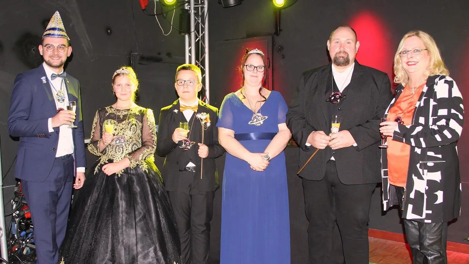 Die neu inthronisierten Prinzenpaare der Narrhalla Weiden mit Stadträtin Dagmar Nachtigall und Regionalpräsident des LVO Fabian Bonczyk  (Bild: Anita Doreth)