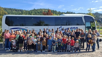 Die Teilnehmer des Ausflugs mit Maskottchen Sammy (Bild: Karina Bauer)