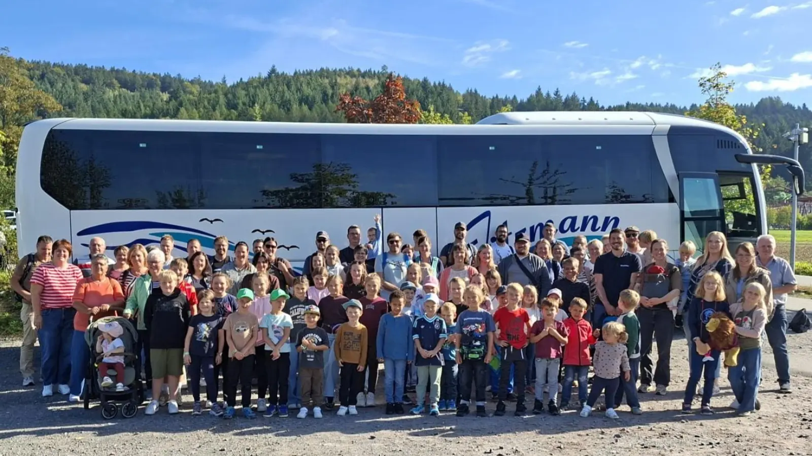 Die Teilnehmer des Ausflugs mit Maskottchen Sammy (Bild: Karina Bauer)