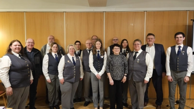 Dirigentin + 2. Vorsitzende Sabine Kredler, Bezirksvorstand NBMB Gerhard Engel, Bezirksgeschäftsführer NBMB und Kreisvorstand Werner Stein, Angela Grüner (Schriftführer), Barbara Streit (Kassier) Andrea Sebralla, Ludwig Ratzke, Stephan Winkelmaier , (alle Beisitzer) Susanne Ratzke (Notenwart), Hannelore Kredler (Uniformwart), Lukas Bauer (Beisitzer), Hannah Bauer (Jugendsprecher), 1. Vorsitzende Anja Bauer, Bürgermeister Hans-Martin Schertl und Lukas Schöpf (Dirigent Jugendorchester). Auf dem Bild fehlt Magdalena Sachsenhauser (Jugendsprecher). (Bild: Stefan Ratzke)