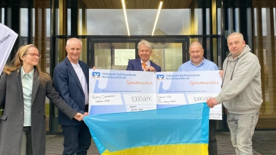 Marian Mure (KOMO), Robert Stahl (RC Weiden), Prof. Dr. Clemens Bulitta (OTH), Wolfgang Bayer (RC Weiden-Max Reger) und Andreas Lehner (Space Eye) bei der Spendenübergabe für die Ukraine-Hilfe: Die Summe, die bei einem Vortrag von General a.D. Erhard Bühler zusammenkam, stockten die Rotarier auf 2000 Euro auf.  (Bild: Jolanda Selting)