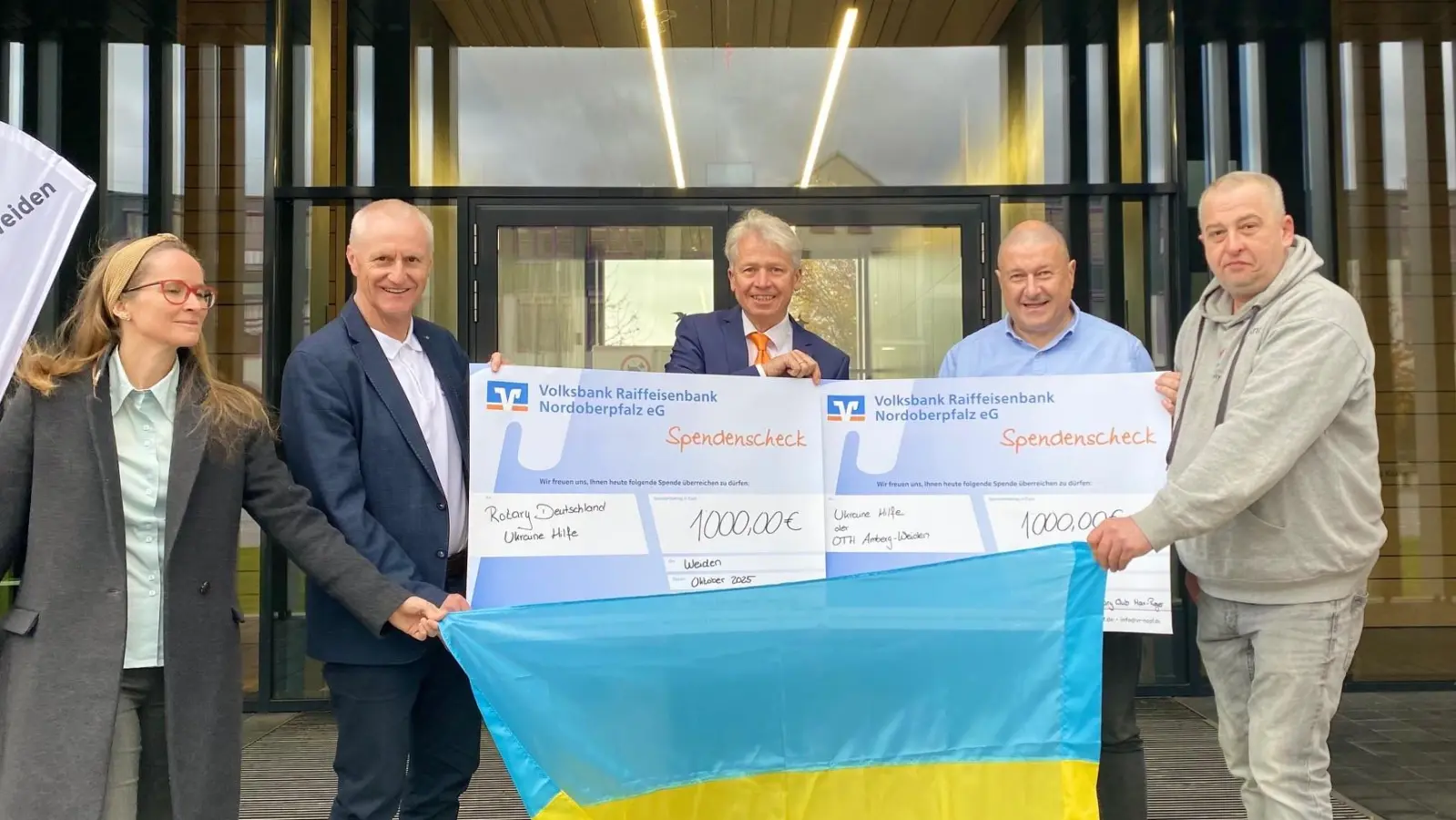 Marian Mure (KOMO), Robert Stahl (RC Weiden), Prof. Dr. Clemens Bulitta (OTH), Wolfgang Bayer (RC Weiden-Max Reger) und Andreas Lehner (Space Eye) bei der Spendenübergabe für die Ukraine-Hilfe: Die Summe, die bei einem Vortrag von General a.D. Erhard Bühler zusammenkam, stockten die Rotarier auf 2000 Euro auf.  (Bild: Jolanda Selting)