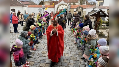 Pfarrer Moses Gudapati beim Einzug in die Kirche am Palmsonntag. Links und rechts die Kindergartenkinder. (Bild: Ina Piehler )
