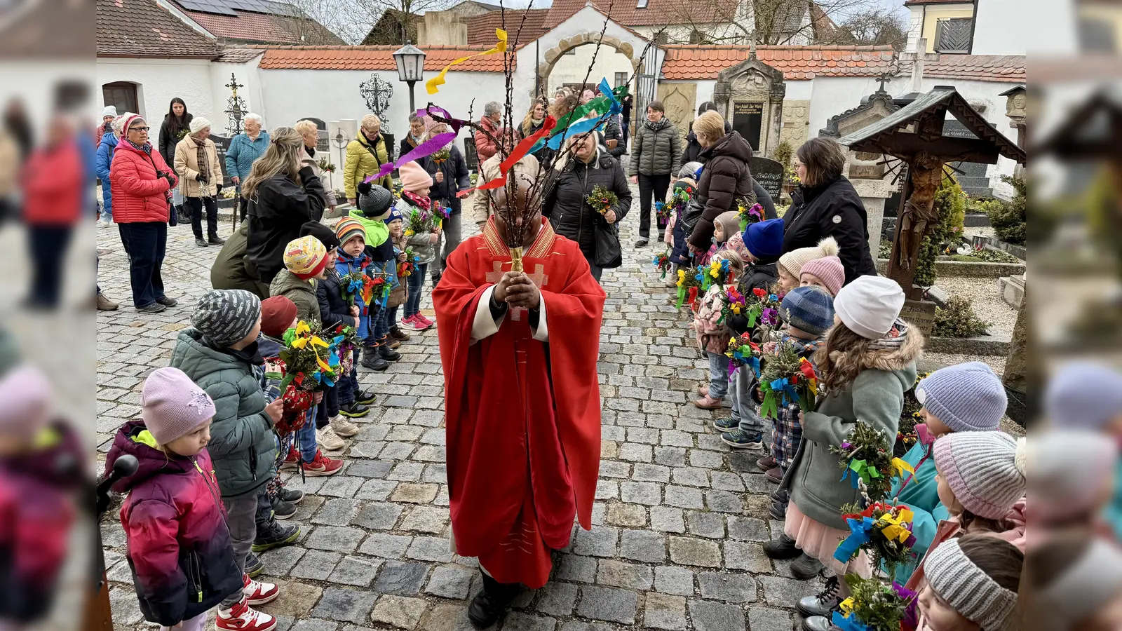 Pfarrer Moses Gudapati beim Einzug in die Kirche am Palmsonntag. Links und rechts die Kindergartenkinder. (Bild: Ina Piehler )
