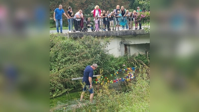 Mit Spannung wird der Zieleinlauf verfolgt (Bild: Helga Lenk)
