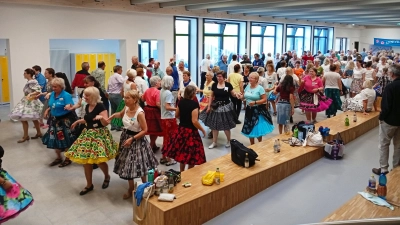 Voll besetzt war die Tanzfläche in der Aula der Jobst-vom-Brandt Schule den ganzen Tag über. (Bild: Oswald Zintl)