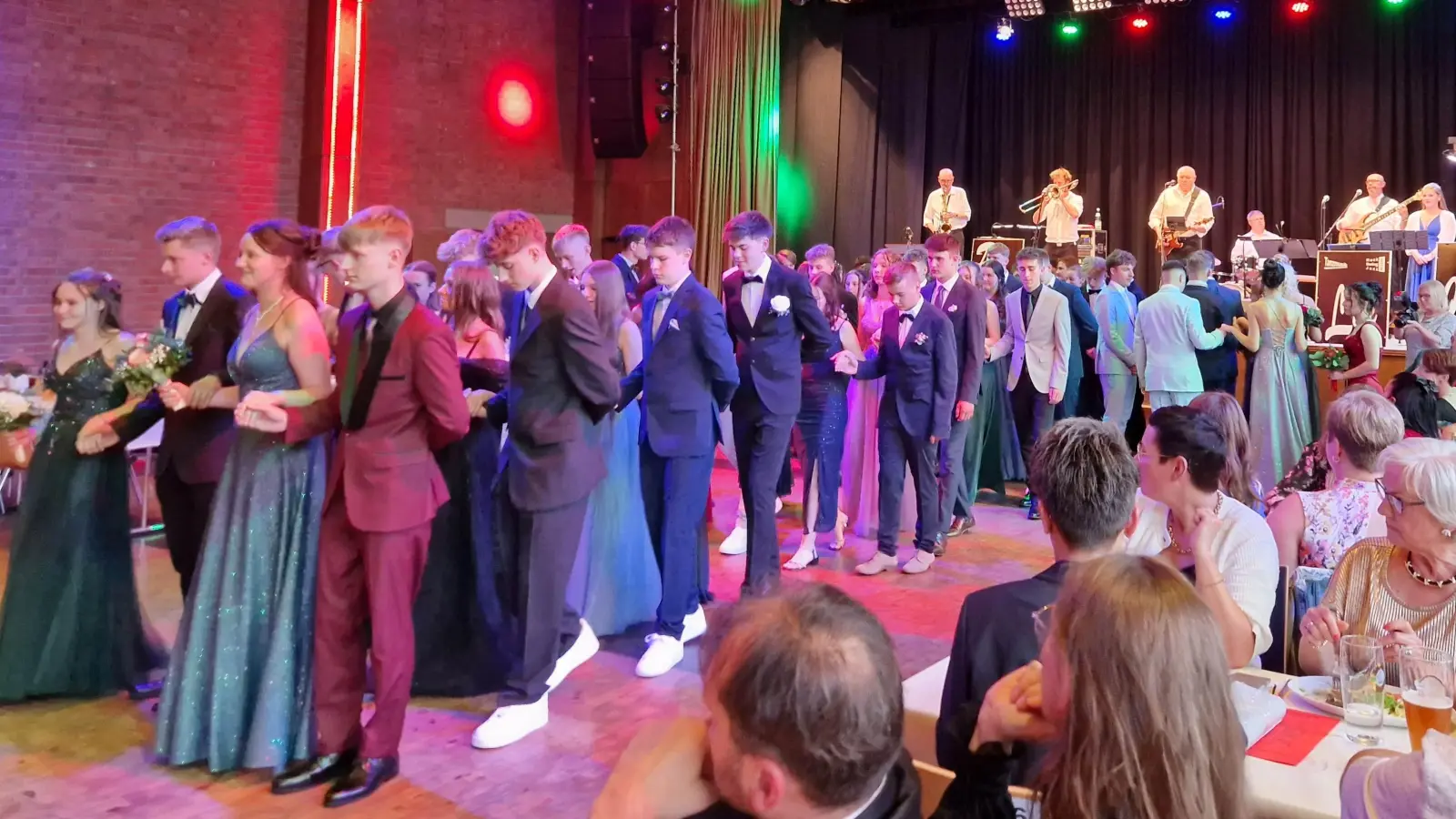 Die jungen Tanzpaare begeisterten das Publikum beim Abschlussball in der Stadthalle Vohenstrauß. (Bild: Michael Neumann)