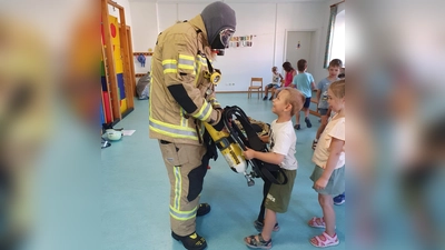 Jakob Patzelt als Feuerwehrmann (Bild: Manuela Mayer)