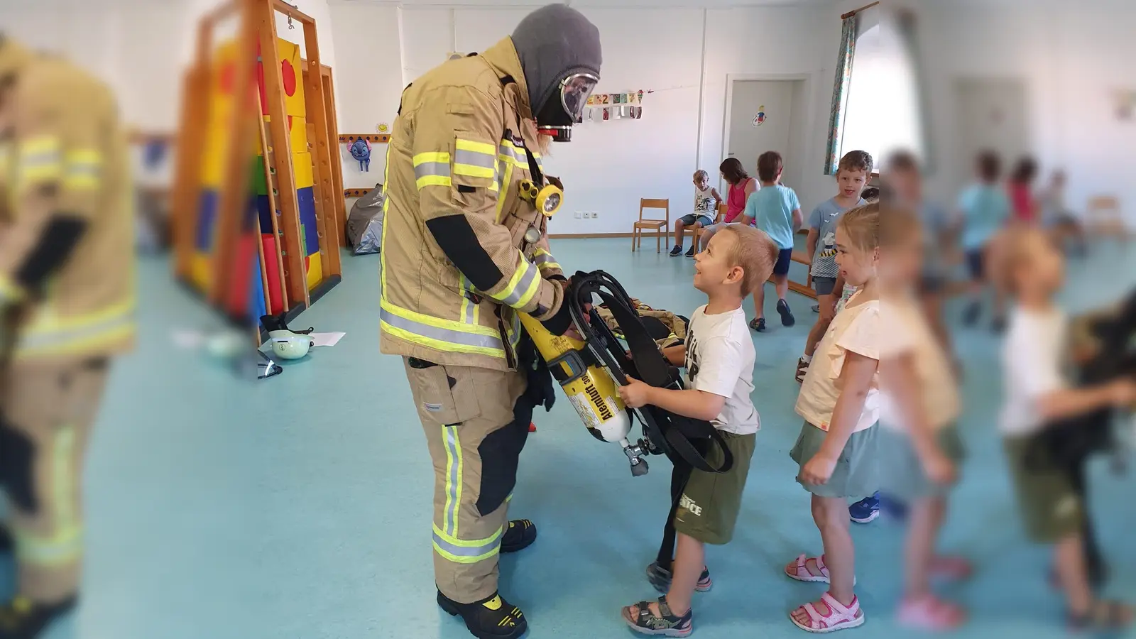 Jakob Patzelt als Feuerwehrmann (Bild: Manuela Mayer)