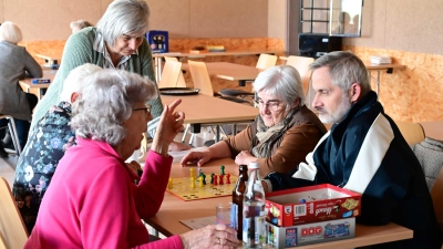 Beim Spielnachmittag der AWO im Mehrgenerationentreff war diesmal das Würfelglück angesagt. (Bild: Michael Welnhofer)
